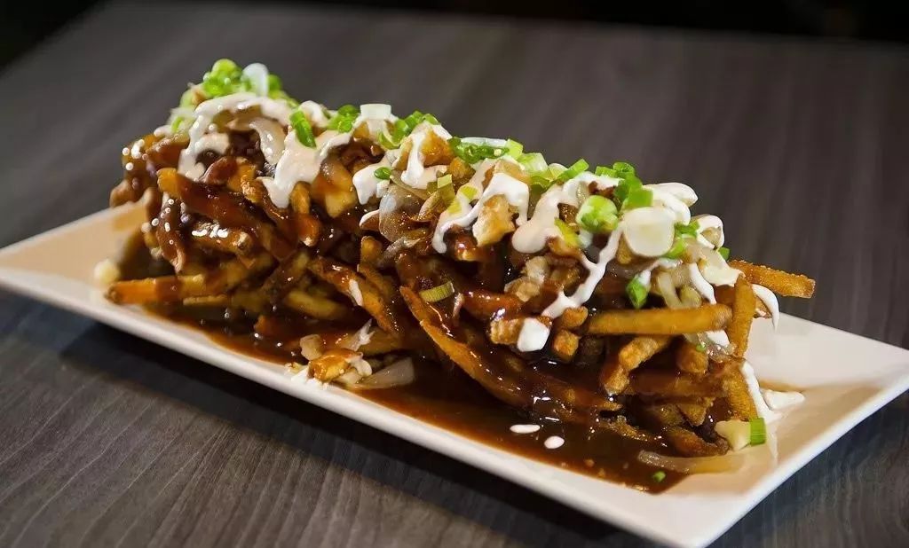 实际上是加拿大传统中对薯条的一种特殊吃法.