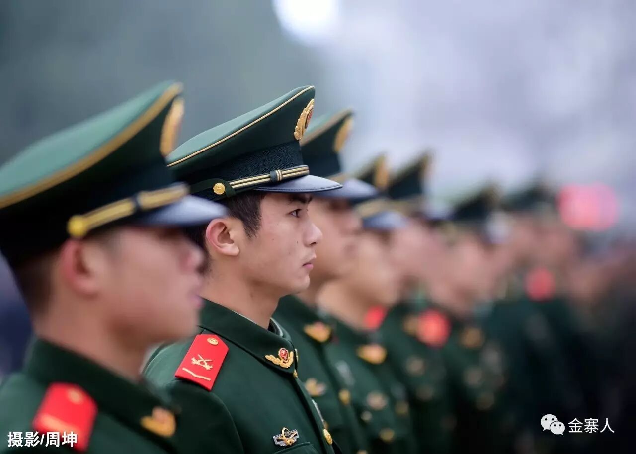 武警士兵巡逻中