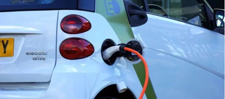 Ampcera宣布推出全固態電池技術 可實現EV超快速充電的圖1