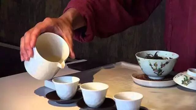 男人喝茶追求品质，女人喝茶讲究气质