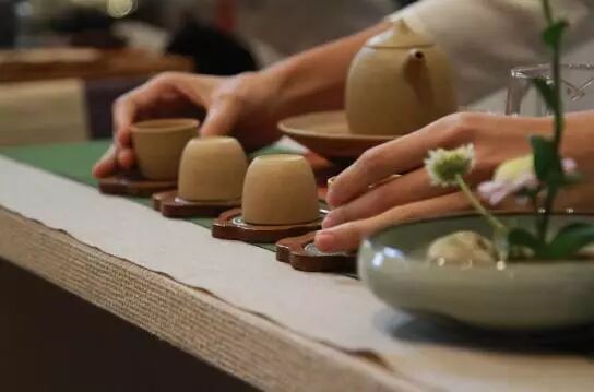 现代人很需要喝茶，比古时候更需要