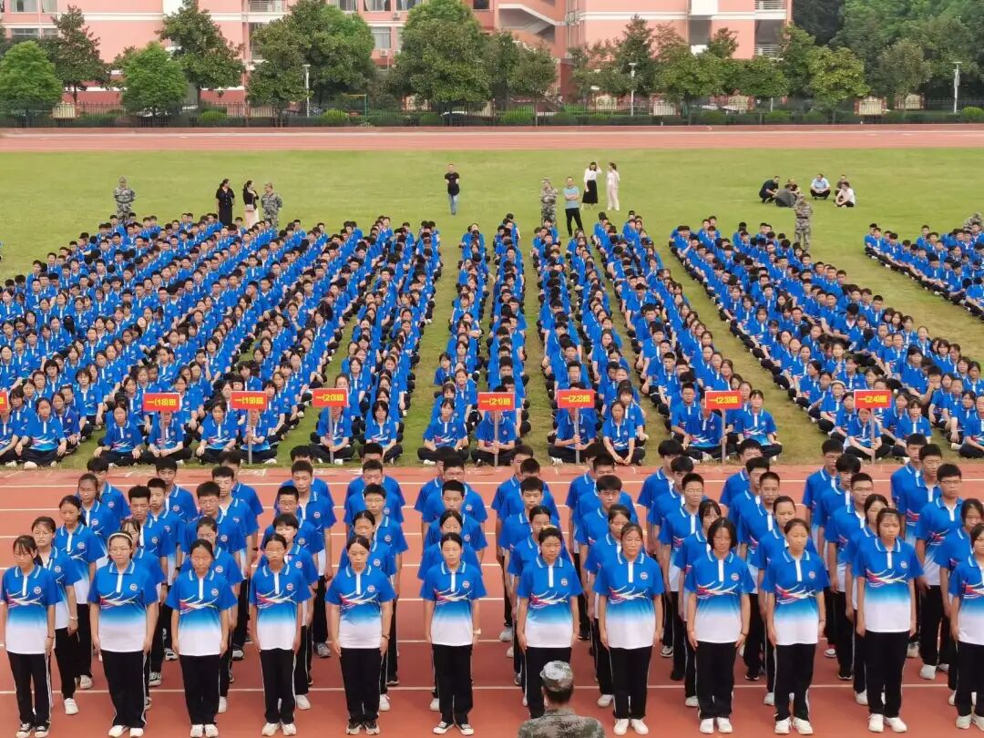 信阳市固始县高级中学2022级高一军训圆满结束