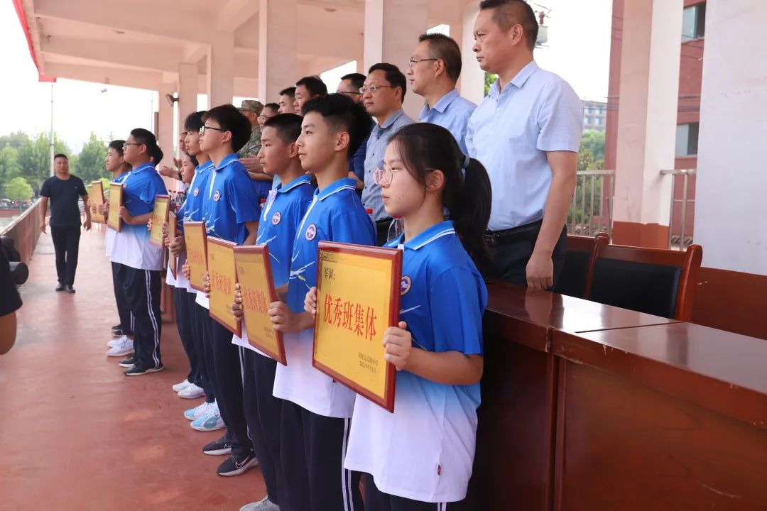 信阳市固始县高级中学2022级高一军训圆满结束