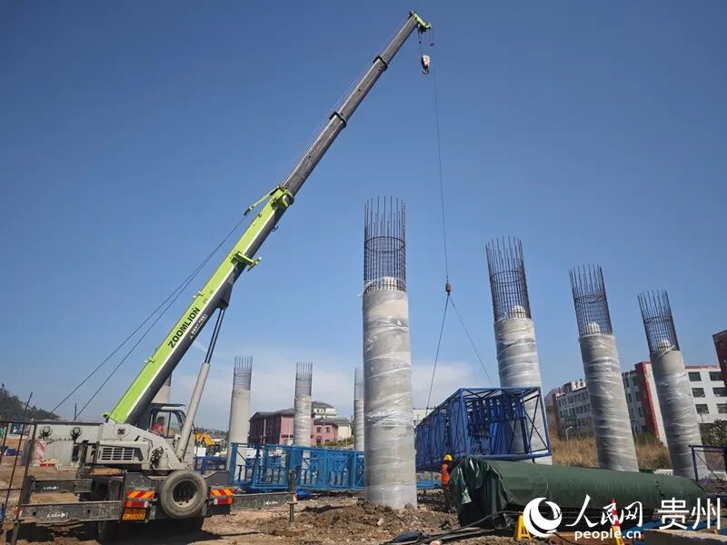 松万高速2标段锦江特大桥项目施工现场。人民网 黄小桃摄.jpg