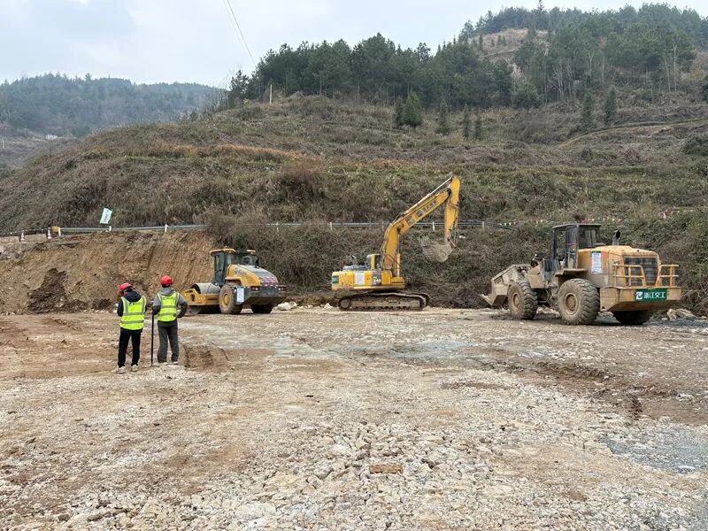 G654印江麻阳至天堂公路改扩建工程施工现场。实习生 王璐琳摄.jpg