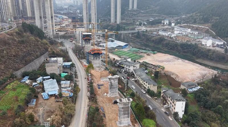 航拍跨渝怀铁路特大桥施工现场。慕玉莉摄.jpg