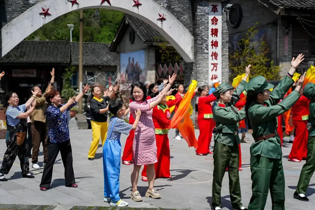 万山朱砂古镇依托工业遗产创新“影视+文旅”模式，让游客沉浸式打卡。万山区融媒体中心供图。.jpg
