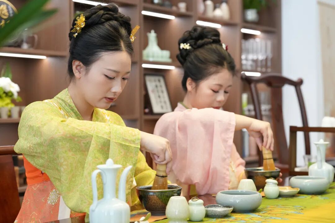 游客在梵净山脚下的抹茶馆体验宋代点茶。王浩摄.jpg