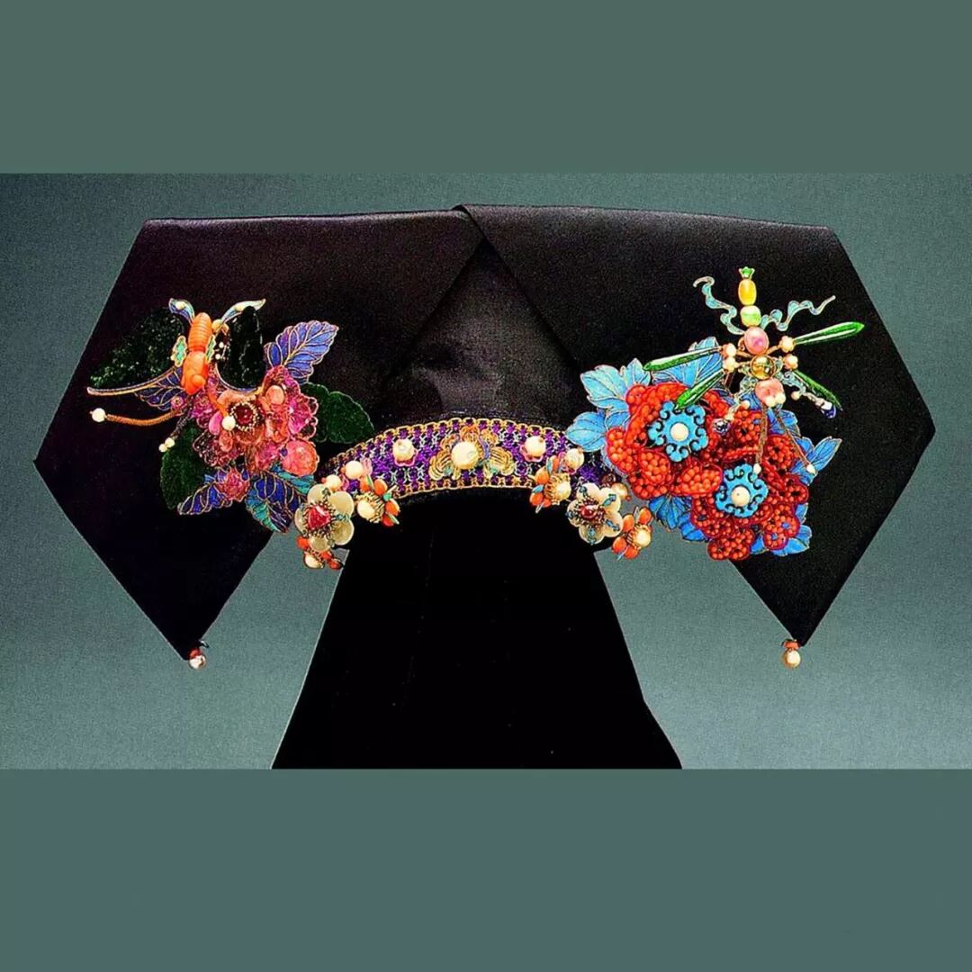 清朝晚期取代了二把头的板型冠状饰物大拉翅 宽彩美妆培训 微信公众号文章阅读 Wemp