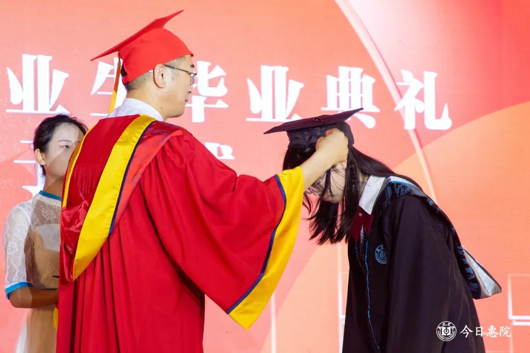 持学位证书，与校长合影留念，将四年青春里最好的模样定格在这一瞬间。学士学位授予仪式结束后，是别具一格