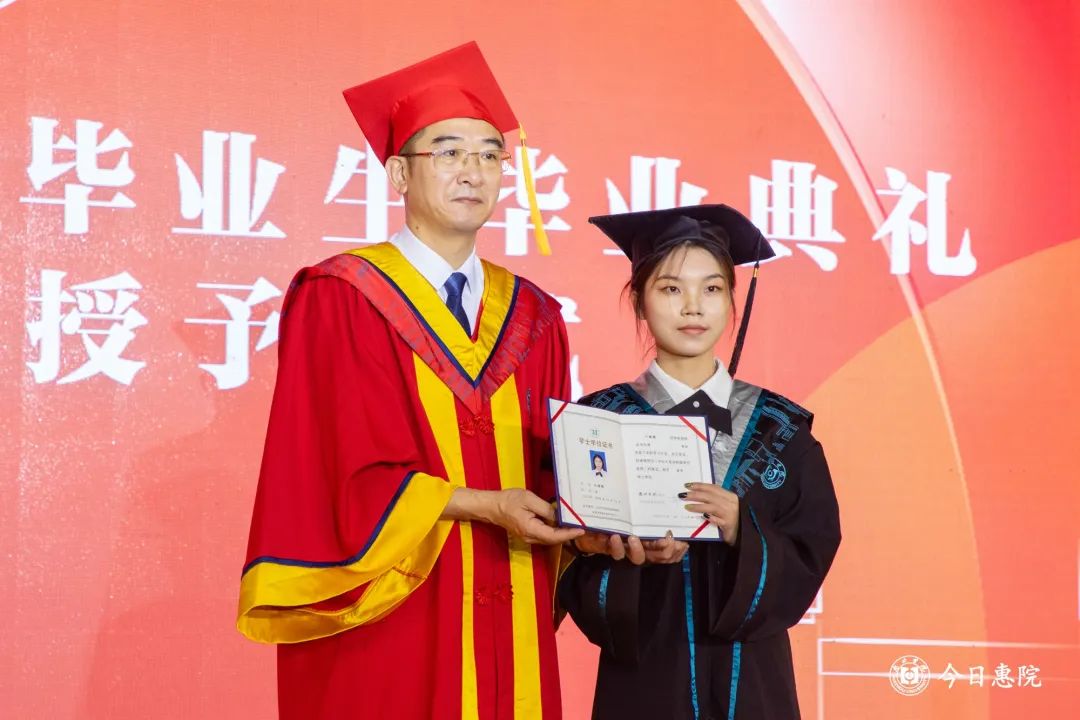 持学位证书，与校长合影留念，将四年青春里最好的模样定格在这一瞬间。学士学位授予仪式结束后，是别具一格