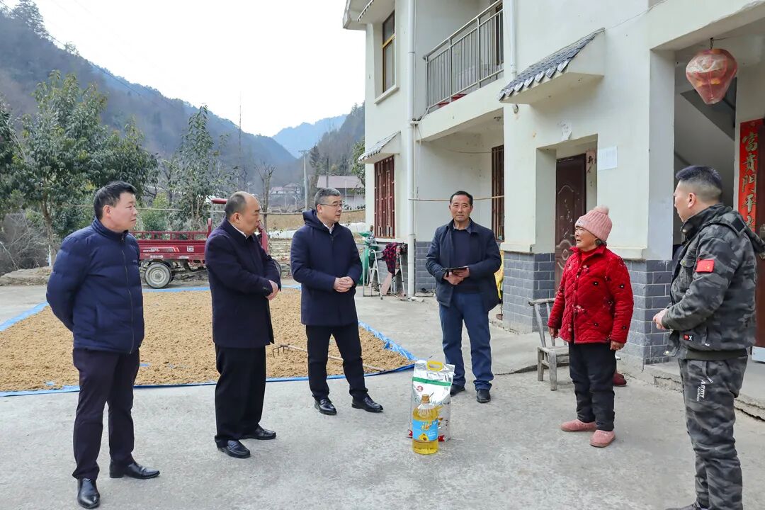 房县人民医院：下乡慰问传递温暖(图1)