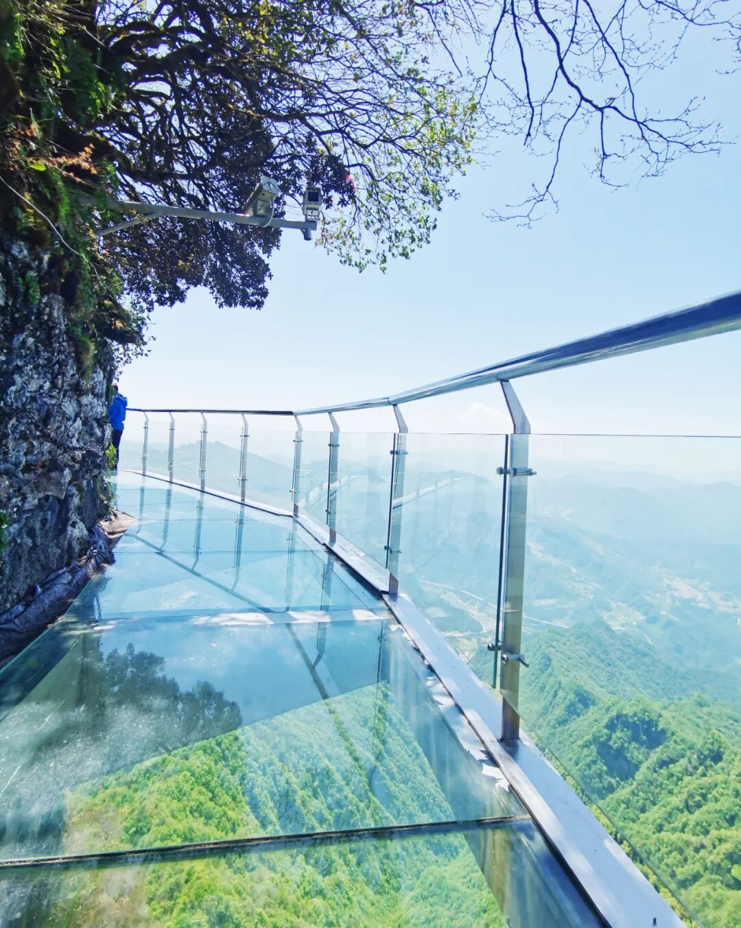 龙头山清明踏青观云海赏奇石漫步绝壁栈道打卡超长电梯