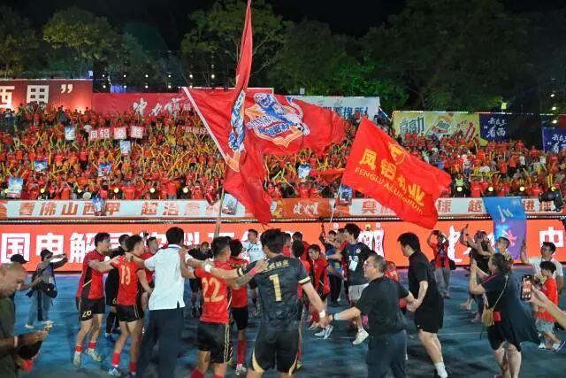 代表西南街道参赛的广东凤铝队夺得健力宝杯第十九届佛山“西甲”足球联赛冠军。三水区档案馆供图