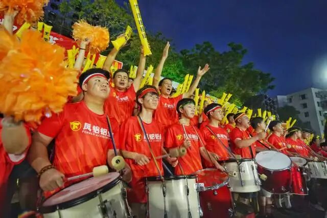 足球＋啤酒＋音乐，三水将绿茵场打造为年轻人的狂欢夜市。戴嘉信 摄