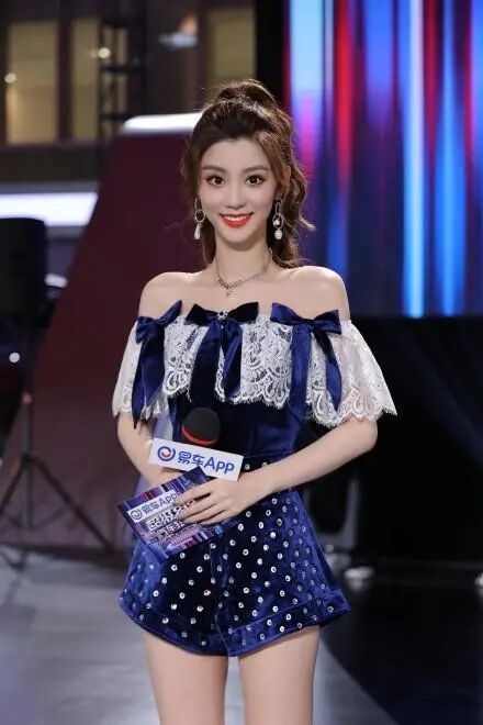 观众们也没有想到,这个人被包养了,如今这件事情被爆出来,费沁雯在