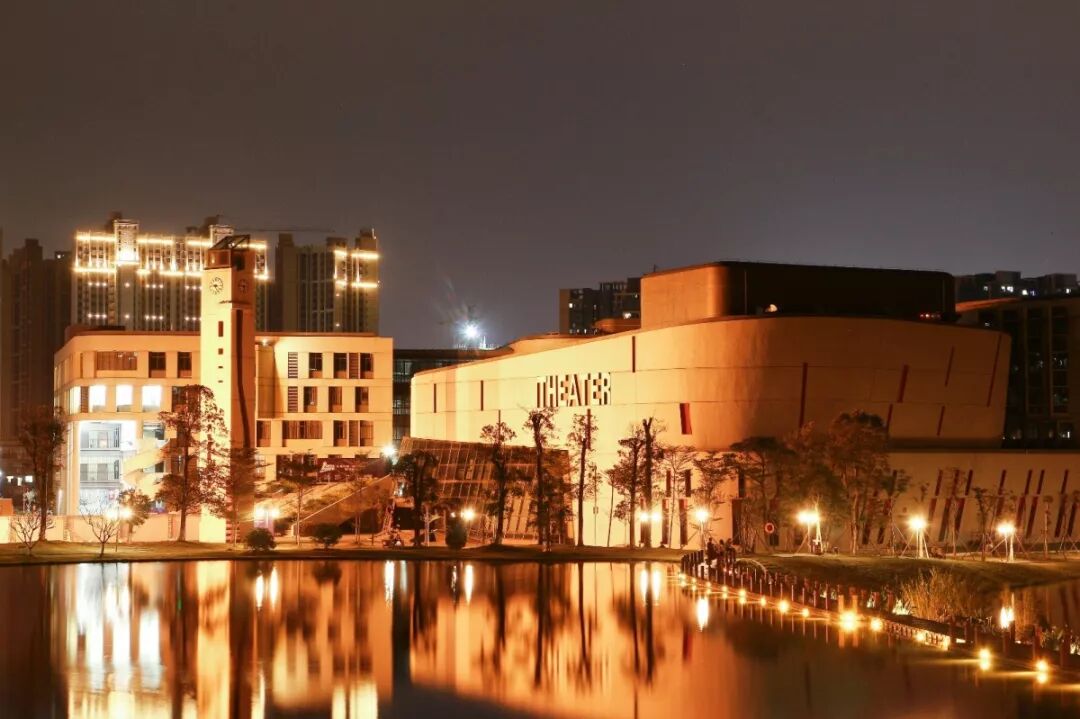 2016年12月,肇庆学院肇庆艺术中心正式竣工并投入使用.