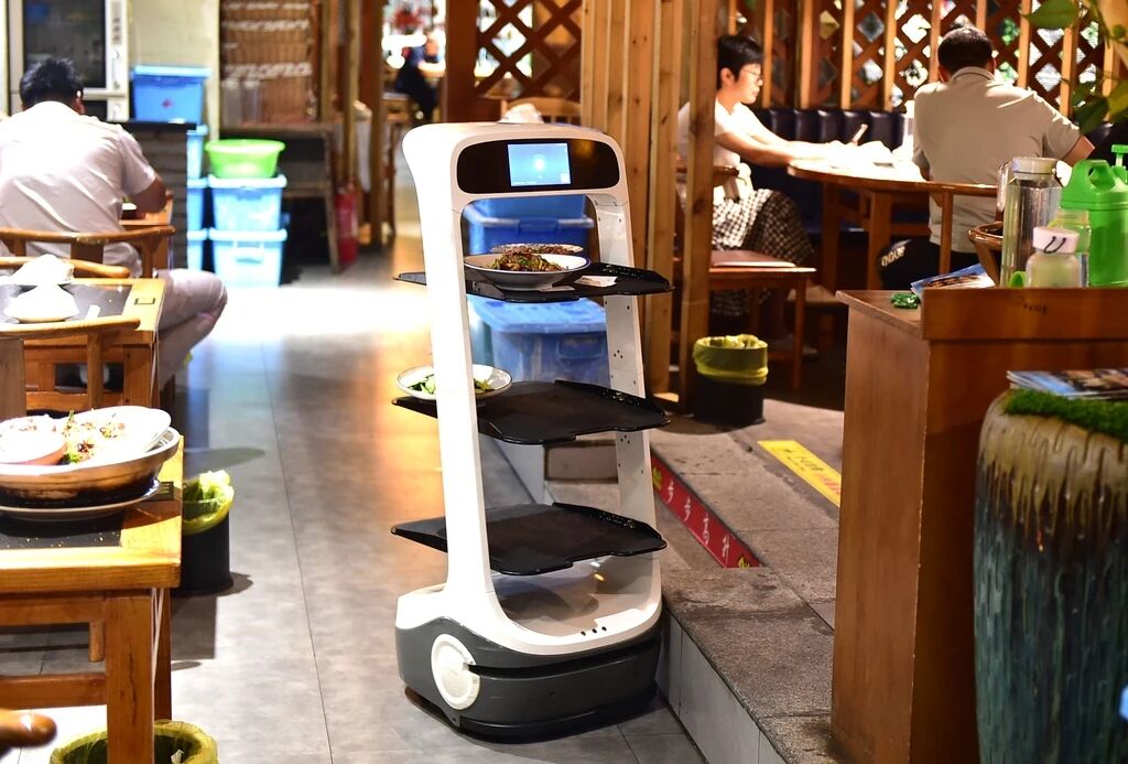 孩子在餐厅跑动，被送餐机器人撞倒受伤，责任算谁的？