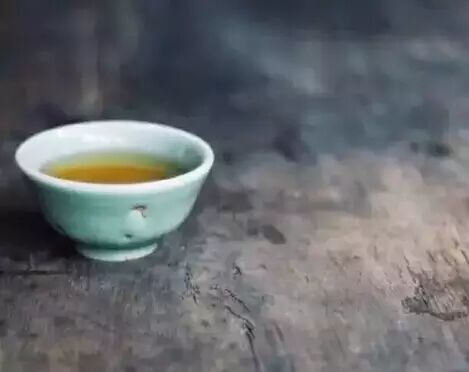 你爱一杯烈酒， 我却是一盏清茶