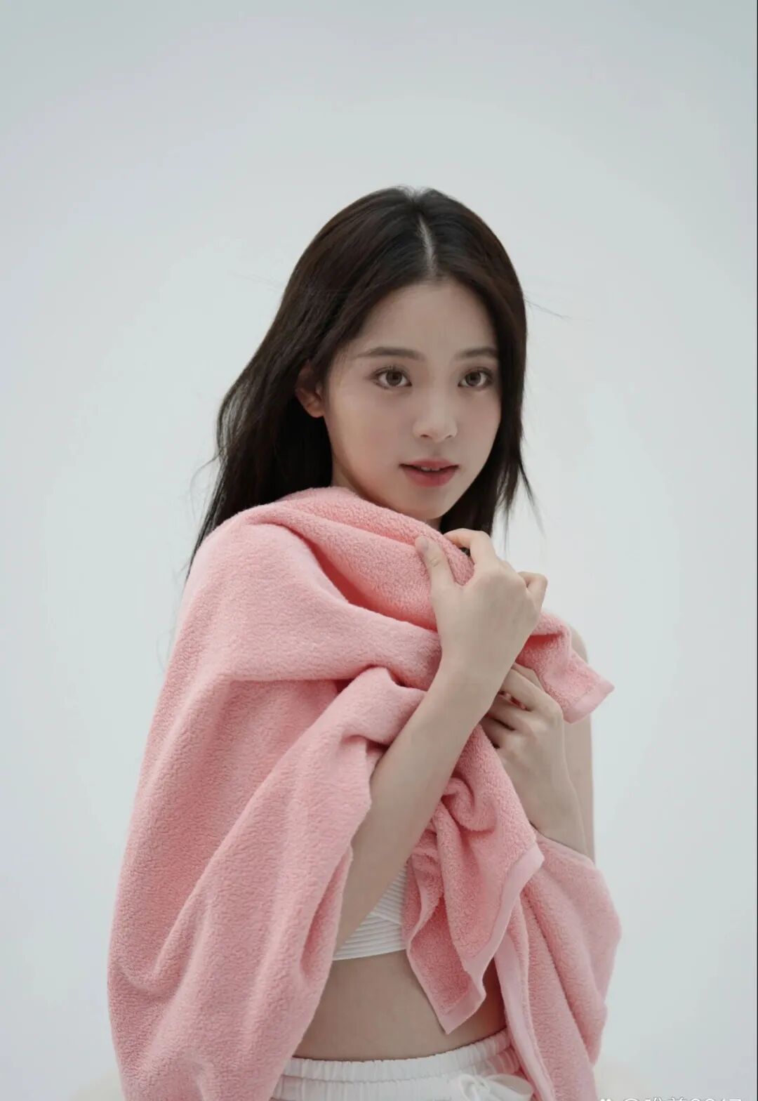 欧阳娜娜真敢穿小吊带露细腰越来越性感