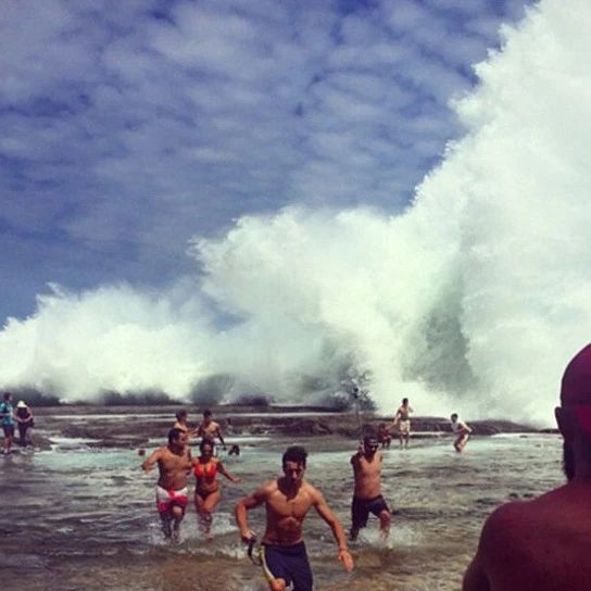 巨浪袭击菲律宾海滩，游客尖叫求救仍被卷入，目前3人死亡1人失踪