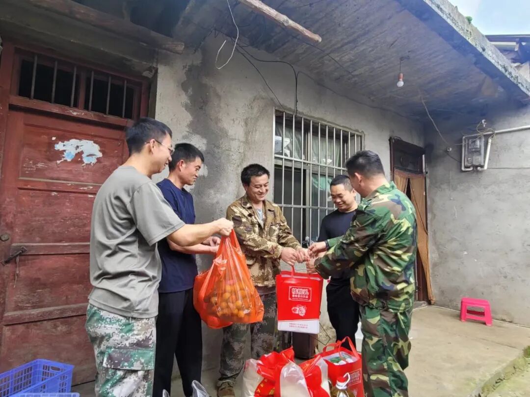 田坝镇走访慰问基层优秀民兵党员_宣威先锋