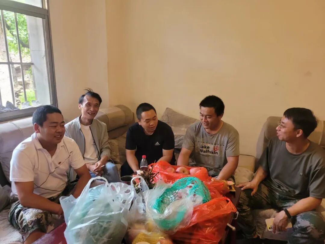 田坝镇走访慰问基层优秀民兵党员_宣威先锋