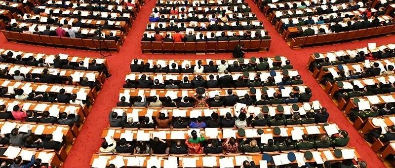 “决不向耍横霸道者让步，决不迁就纵容恶习陋俗！”