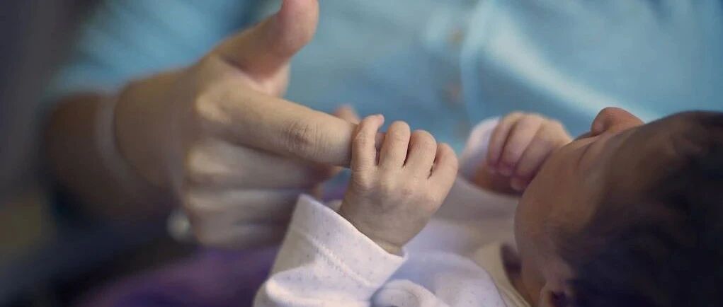 【解局】总和生育率跌破警戒线，啥意思？