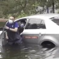 強降雨天车辆被困水中，该如何避险?