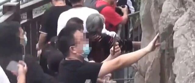 龙门石窟佛像被游客摸得发亮，网友：感觉有一天会被摸没