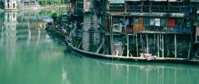 凤凰古城过夜停车100元起步？网友怒了！