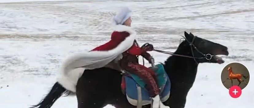 身披红斗篷雪地策马！女副县长为昭苏旅游代言！