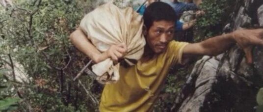 牺牲6人！历时7年！他们终于在悬崖上凿出了这条天路！