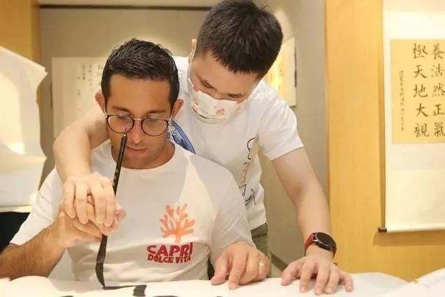 在华、知华、爱华！外国人写书法学历史