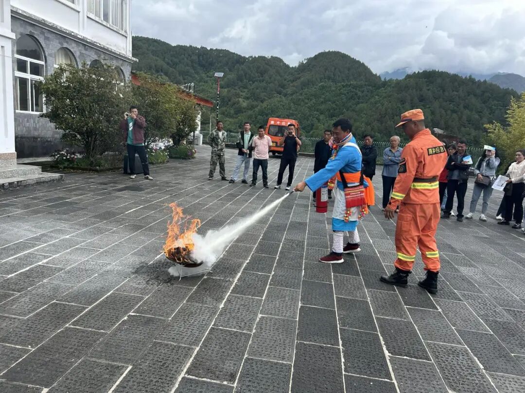 无人机把狗送上天__遛狗无人机