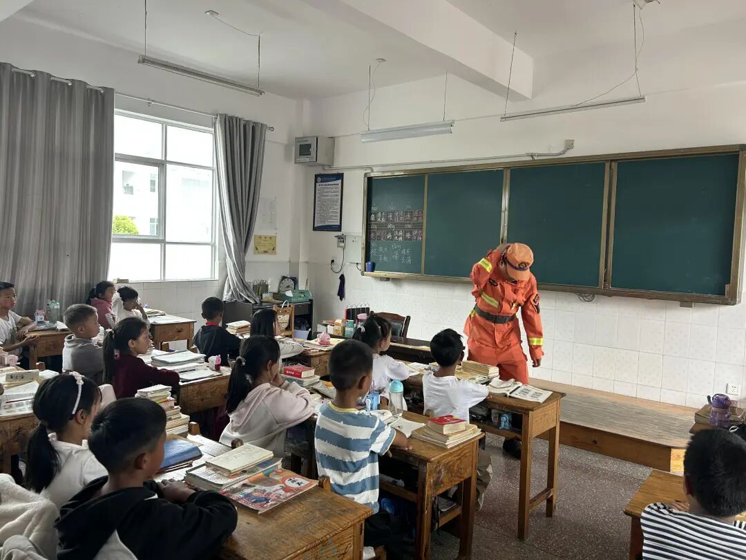 _遛狗无人机_无人机把狗送上天