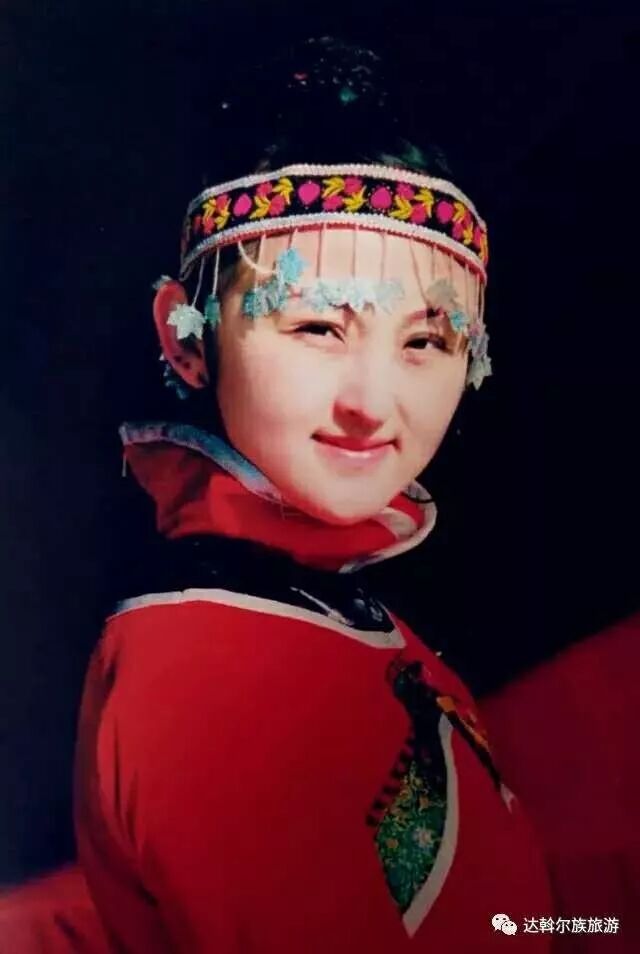 民俗文化发髻间的美丽达斡尔族特色头饰