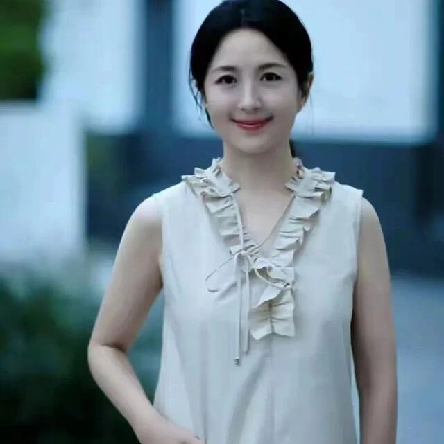 杨童舒50多岁复出,气质依旧优雅