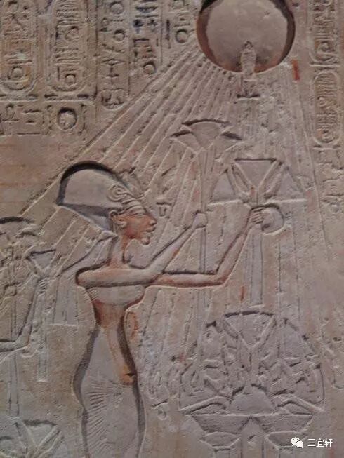 公元前2500年埃及贝尼哈桑墓壁上,刻画着睡莲瓶壁画,并在墓中发现有