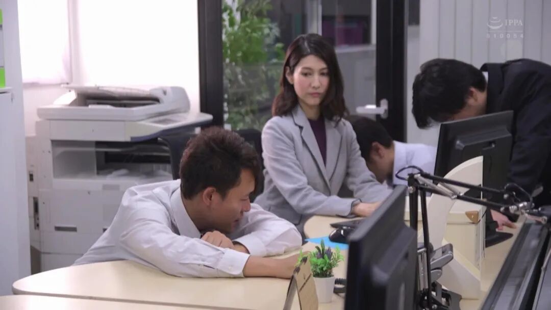 长谷川秋子JUY-601：阿姨，我不想努力了…