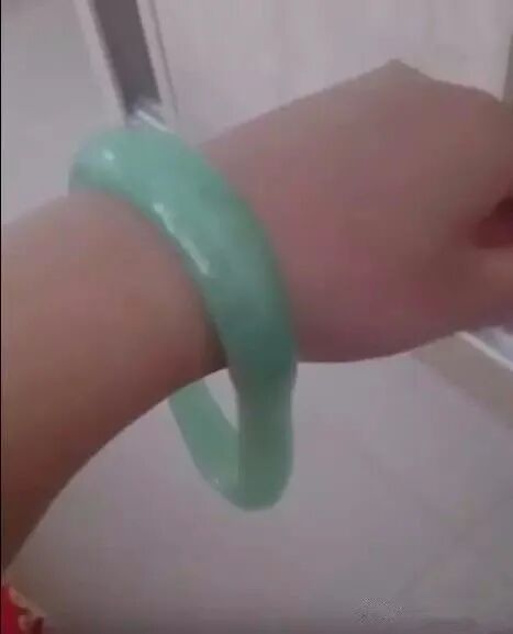 2万入手的翡翠手镯竟然因为天气太热融化了？怕是被骗了吧！