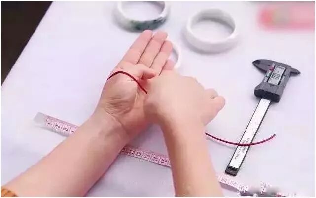 翡翠手镯圈口到底是买紧点好，还是买松点好？