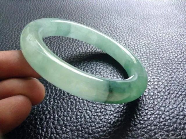 翡翠的“水线”是什么？属于瑕疵吗？