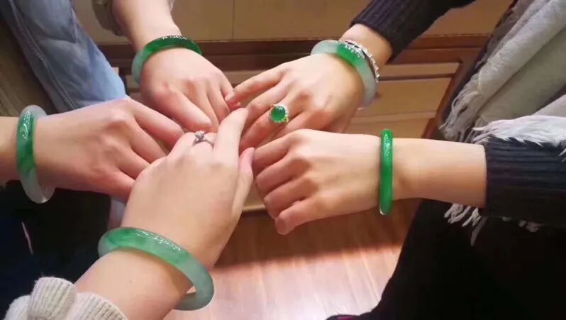 嫌翡翠显老？那是你不会戴！掌握这几招，让你越戴越年轻！