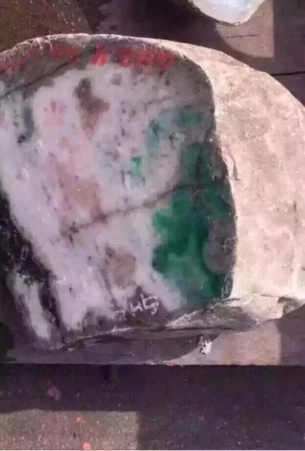 3万买的翡翠原石，切开后竟涨至300万？