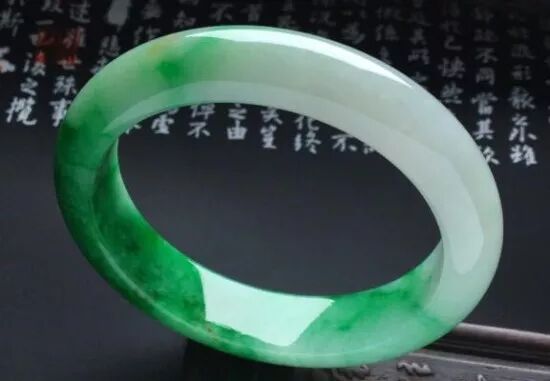 制作翡翠手镯该如何开展选料工作？