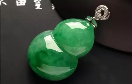 过年回家不知道送妈妈什么？翡翠保平安助健康！