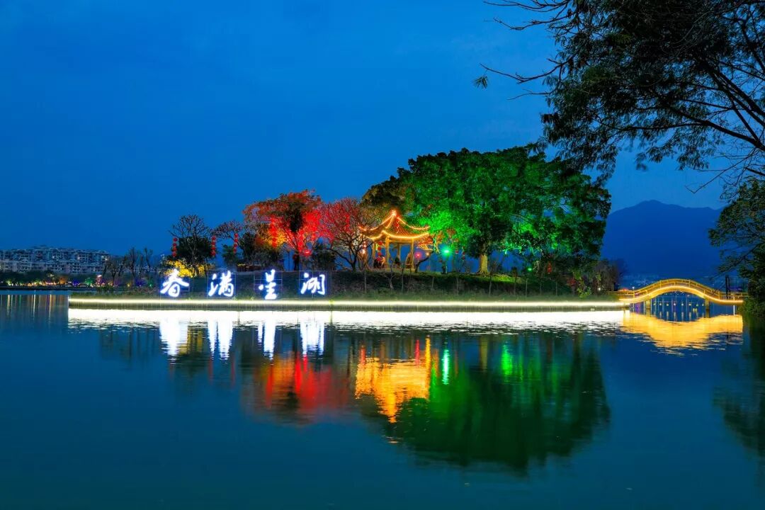 这里,山,葱绿挺拔,水,娇柔灵动,山水相依,湖山拥抱,行游于肇庆山水之