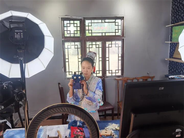 杨文丽通过直播介绍苗绣非遗产品.jpg